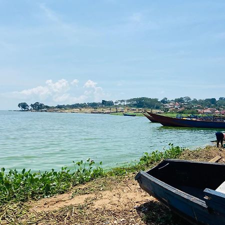 Homeonthenile Lake View Double Джинджа Екстериор снимка
