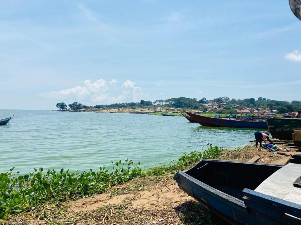 Homeonthenile Lake View Double Джинджа Екстериор снимка