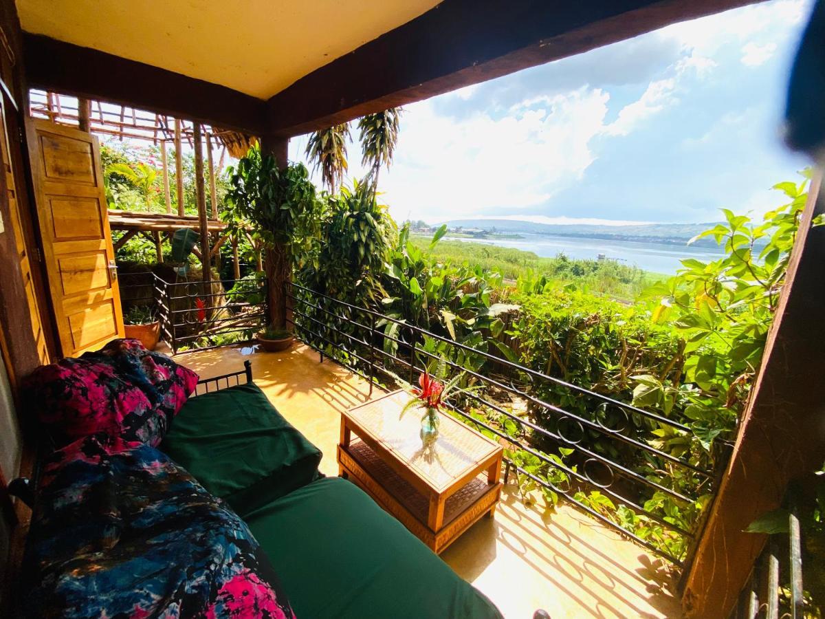 Homeonthenile Lake View Double Джинджа Екстериор снимка